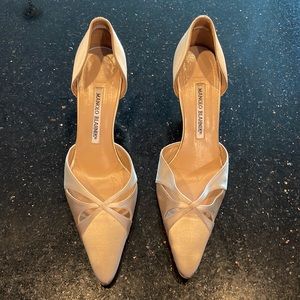 Manolo Blahnik Satin Pumps. Size 37. Virtually new.